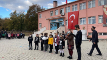 Ebedi Liderimiz Gazi Mustafa Kemal Atatürk’ü aramızdan ayrılışının 83’üncü yılında İğneada Atatürk İlköğretim Okulunda Özlemle Andık.